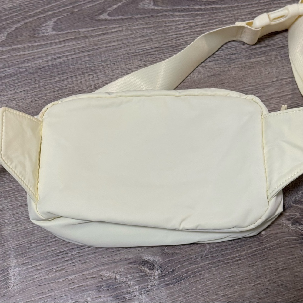 Athleta All About Large Crossbody Belt Bag Glow light yellow butter - Picture 6 of 9
